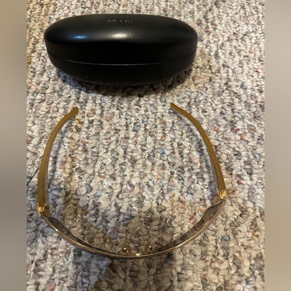 Beautiful gold-rimmed Prada sunglasses with logo. Case and cloth included! - Picture 15 of 16